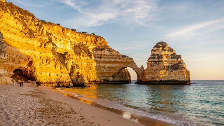 Plage dorée en Algarve
