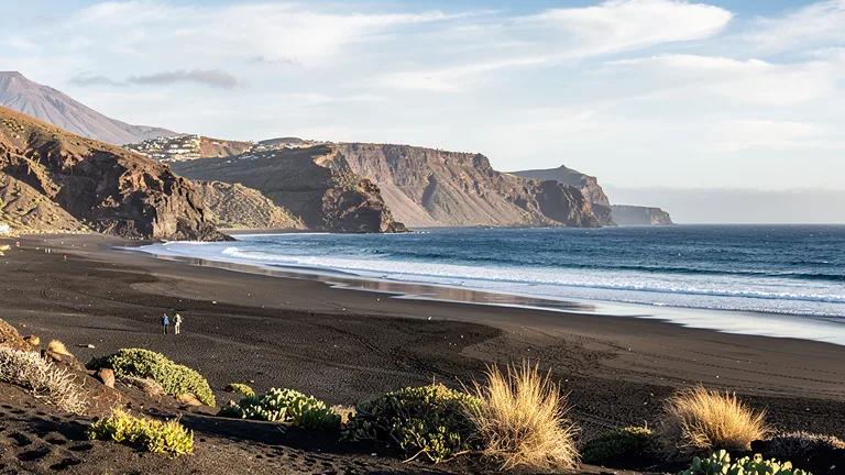 Plage volcanique aux Canaries